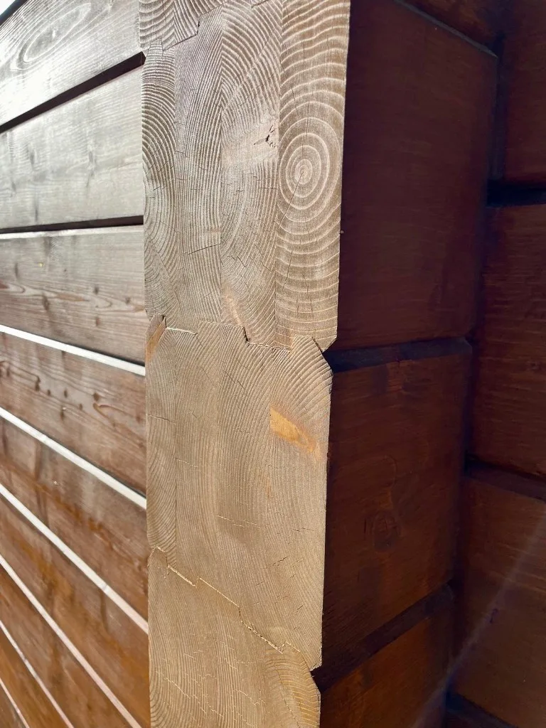 Dřevěná roubenka — detail spoje roubených trámů