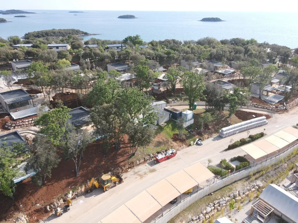 Pobřežní resort — modulární chaty u moře