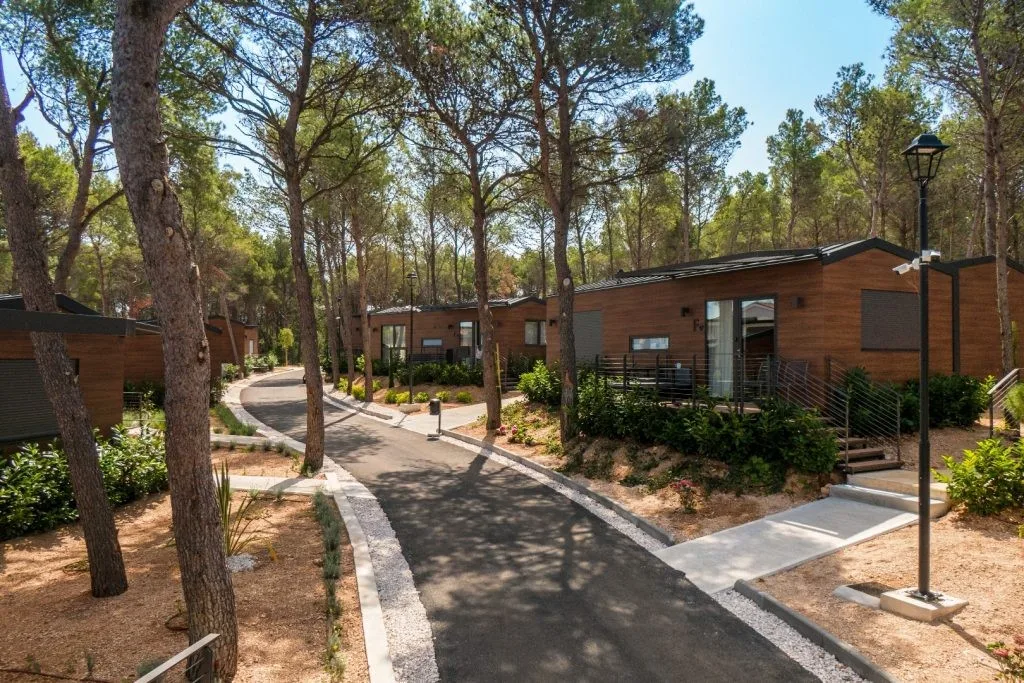 Rekreační resort — moderní modulární chaty v borové smrčině