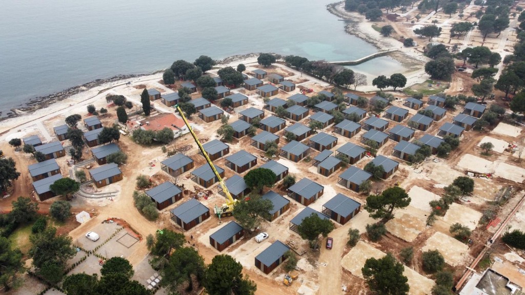 Výstavba areálu — montáž modulárních domů v rekreačním resortu u vody